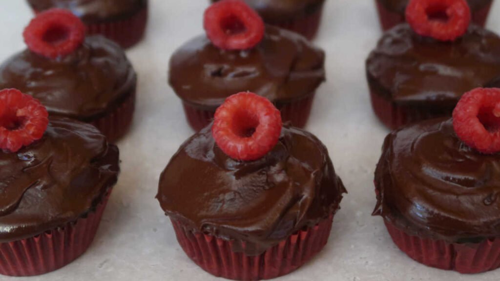 Chocolate Raspberry Cupcakes Recipe – Easy Dark Chocolate Chocolate Raspberry Cupcakes Recipe – Easy Dark Chocolate