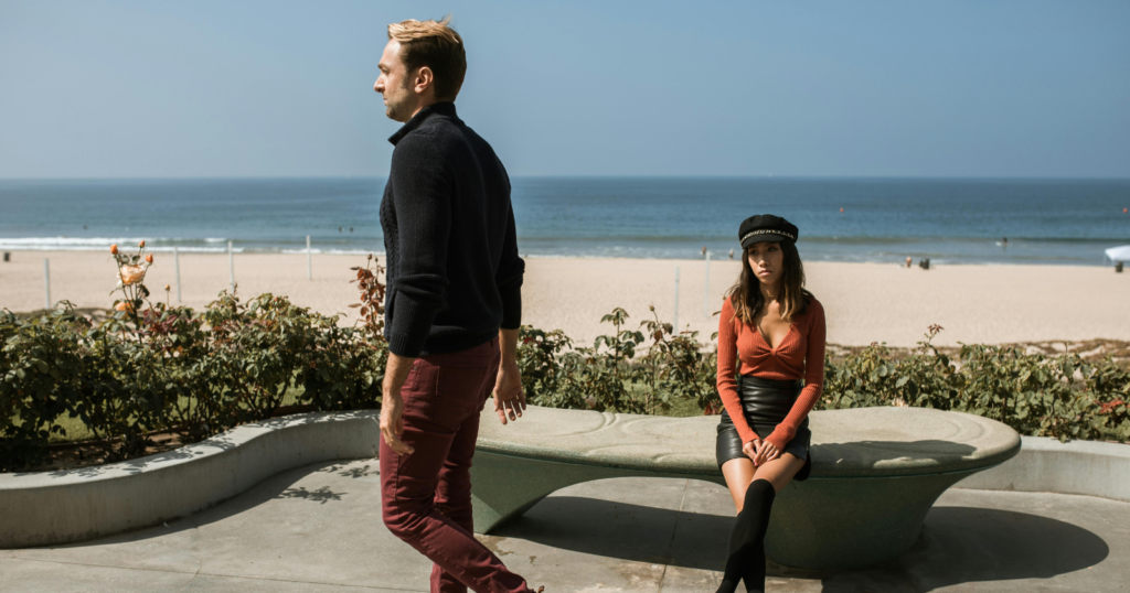 7 situations in life where a mentally strong person will walk away without saying anything, according to psychology